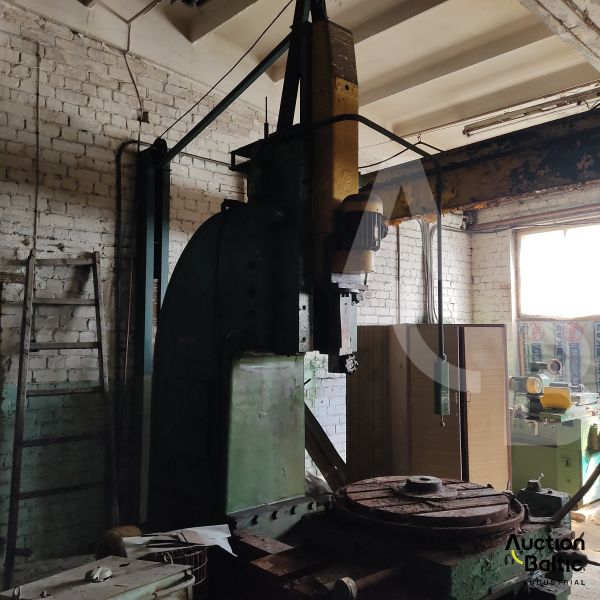 Vertical milling machine (Vertikalios frezavimo staklės)