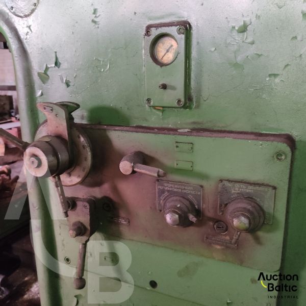 Vertical milling machine (Vertikalios frezavimo staklės)