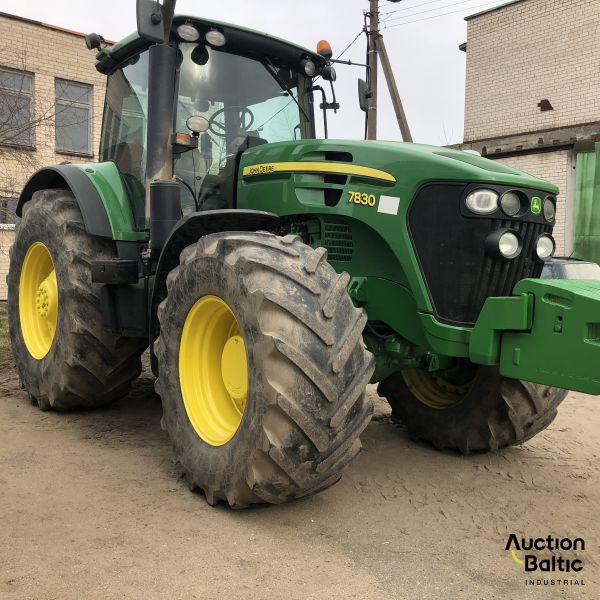 John Deere 7830