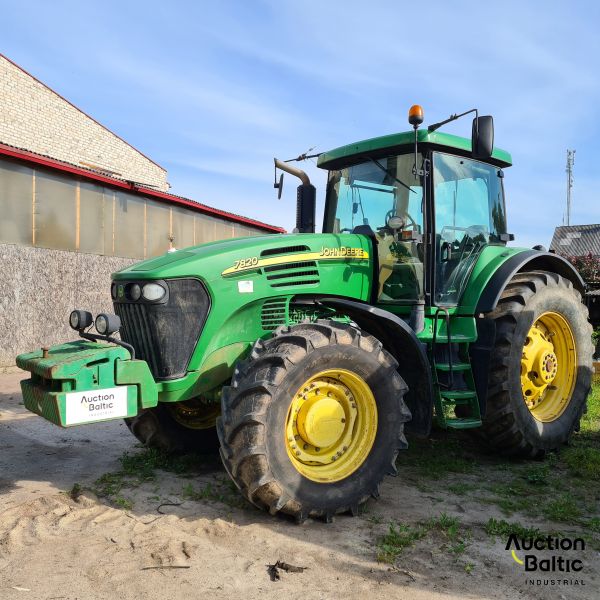 John Deere 7820