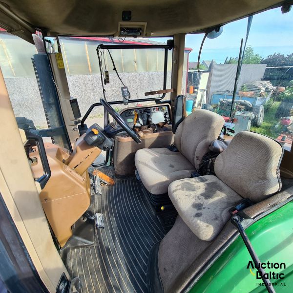 John Deere 7820