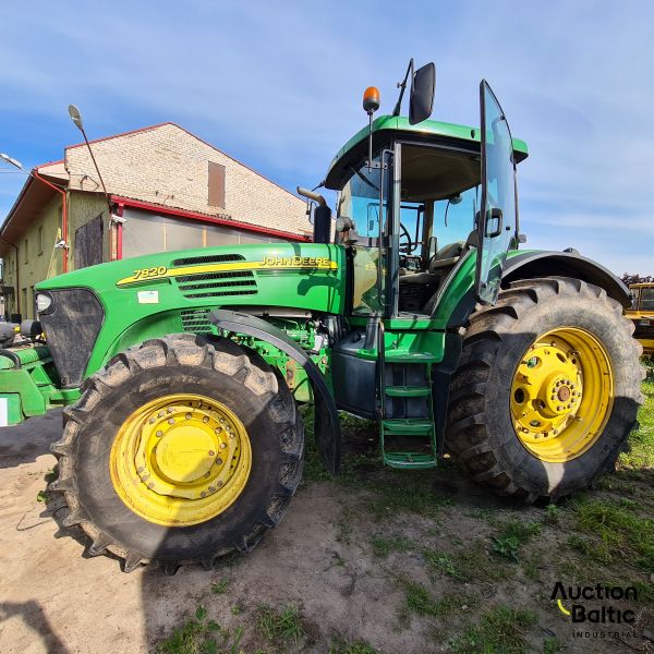 John Deere 7820