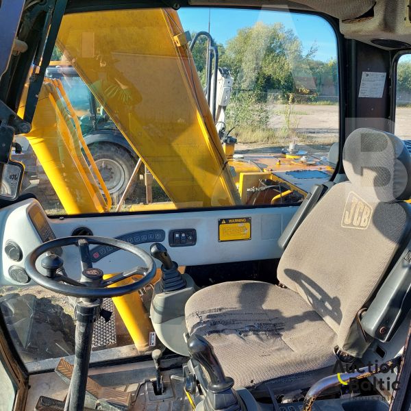 JCB JS 130 W