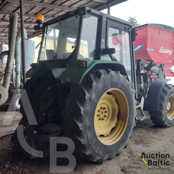 John Deere 3300