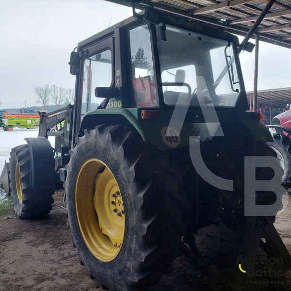 John Deere 3300