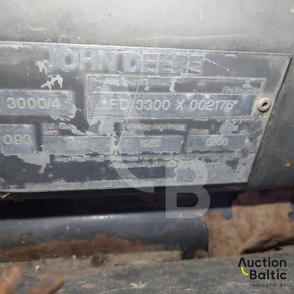John Deere 3300