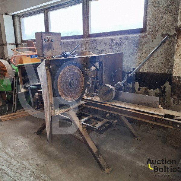 Board cutting machine (Lentelių pjovimo staklės-Beikeris)