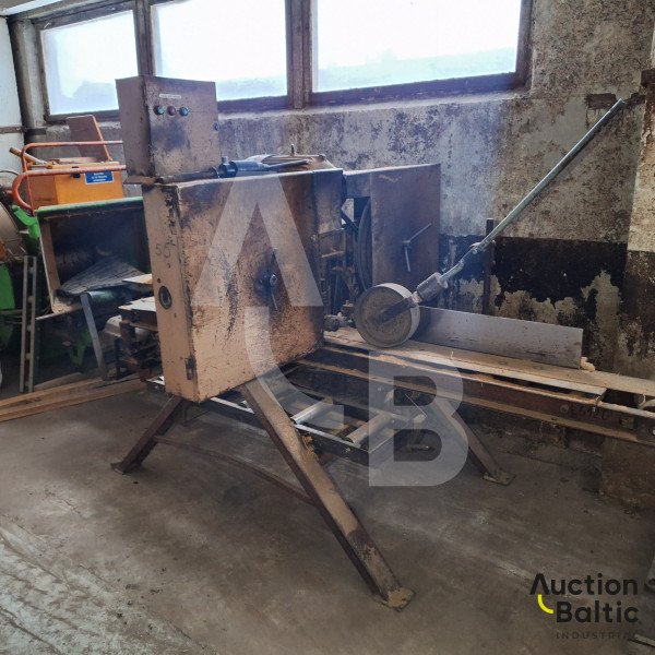 Board cutting machine (Lentelių pjovimo staklės-Beikeris)
