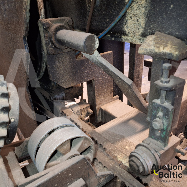 Board cutting machine (Dvipjūklės lentelių pjovimo staklės-Beikeris)