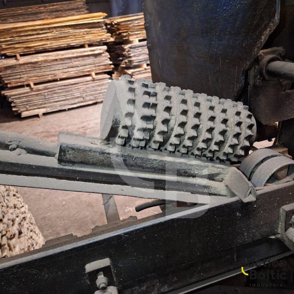 Board cutting machine (Dvipjūklės lentelių pjovimo staklės-Beikeris)
