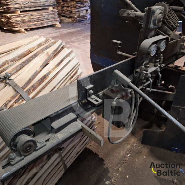 Board cutting machine (Dvipjūklės lentelių pjovimo staklės-Beikeris)