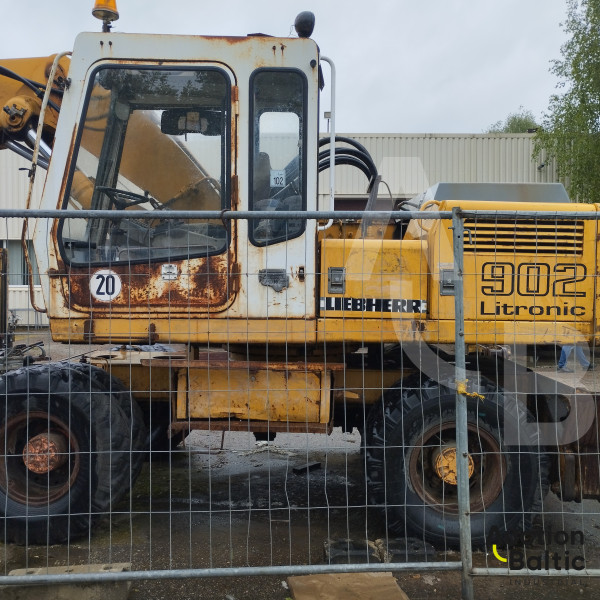 Liebherr A 902 Litronic