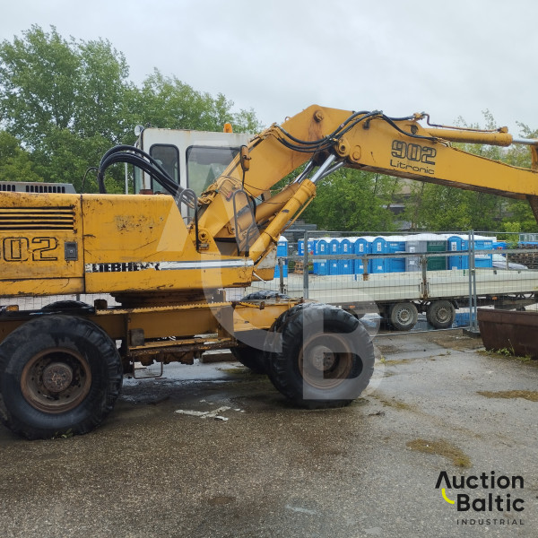 Liebherr A 902 Litronic