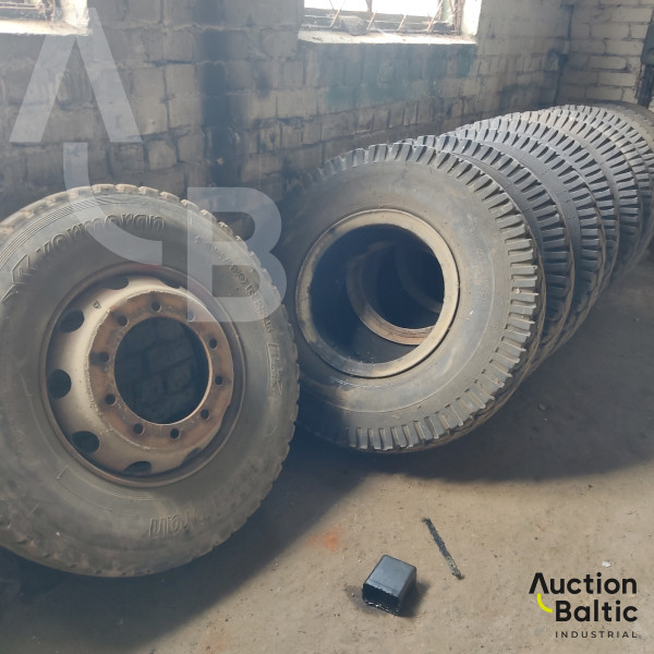 Tires with rims for MAZ (MAZ padangos su ratlankiais)