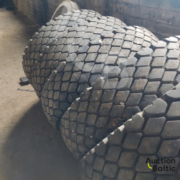 Tires with rims for MAZ (MAZ padangos su ratlankiais)