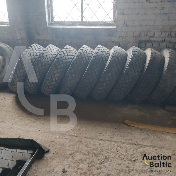 Tires with rims for MAZ (MAZ padangos su ratlankiais)