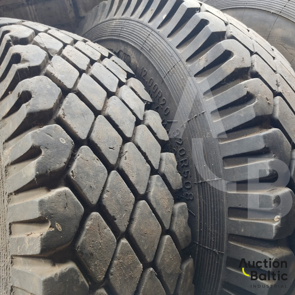 Tires with rims for MAZ (MAZ padangos su ratlankiais)
