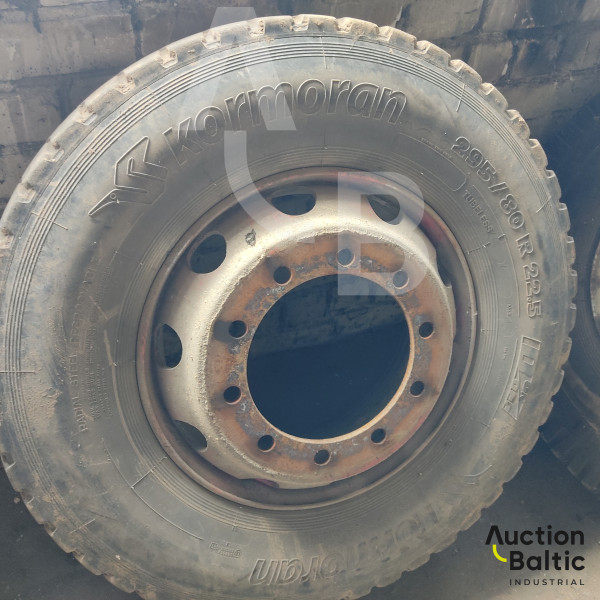 Tires with rims for MAZ (MAZ padangos su ratlankiais)