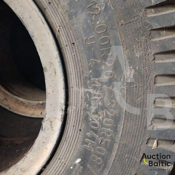 Tires with rims for MAZ (MAZ padangos su ratlankiais)