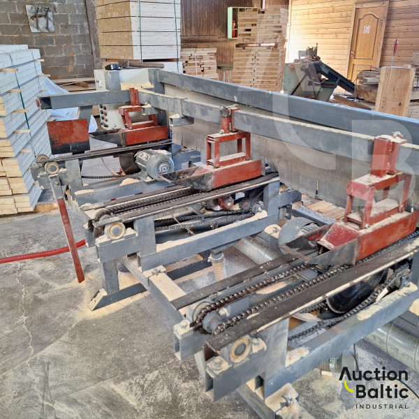 Plank transverse machine (Lentų skersavimo staklės)
