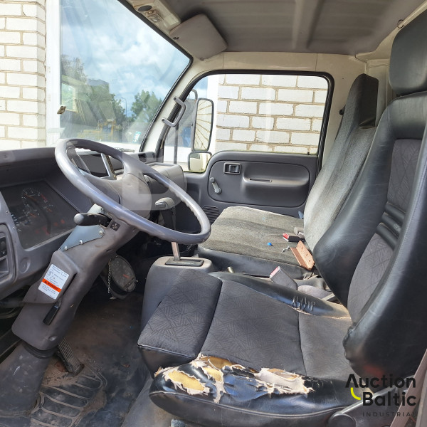 Nissan U714