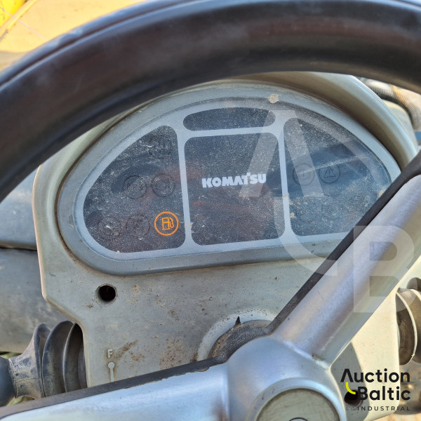 Komatsu WB93S-5