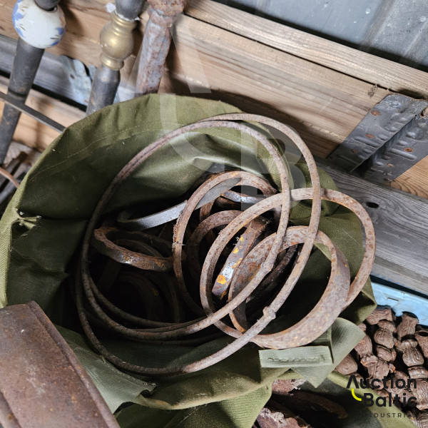 Forged metal pieces (Kaltinių metalo elementų likučiai)