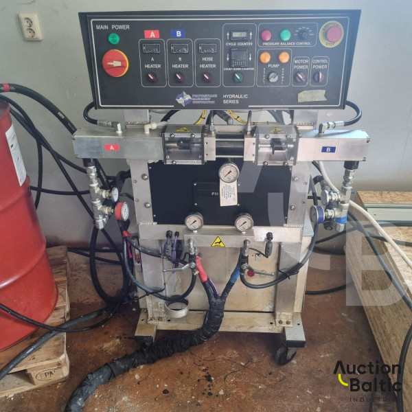 Polyurethane foam spraying machine