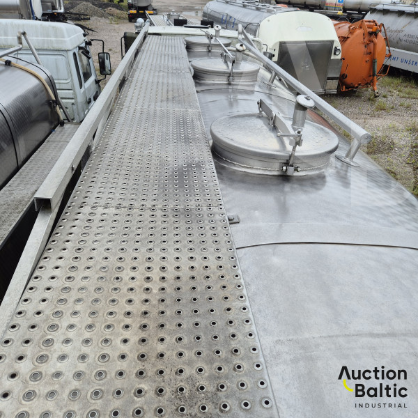 Volvo FL6 with milk tank