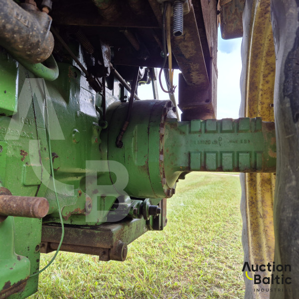 John Deere 3140