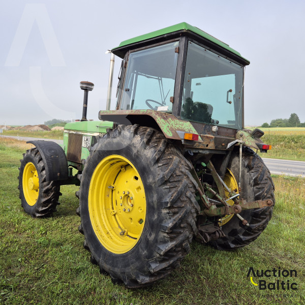 John Deere 3140