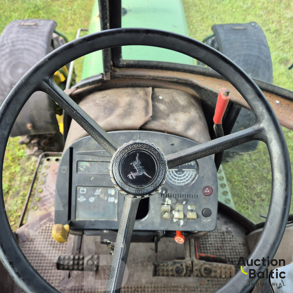 John Deere 3140