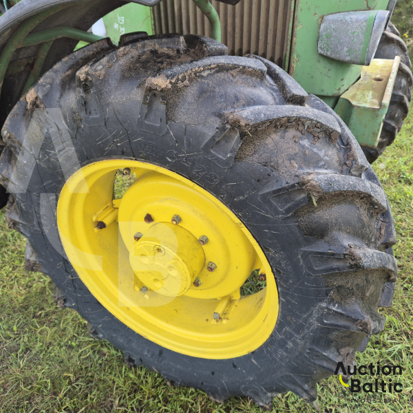 John Deere 3140