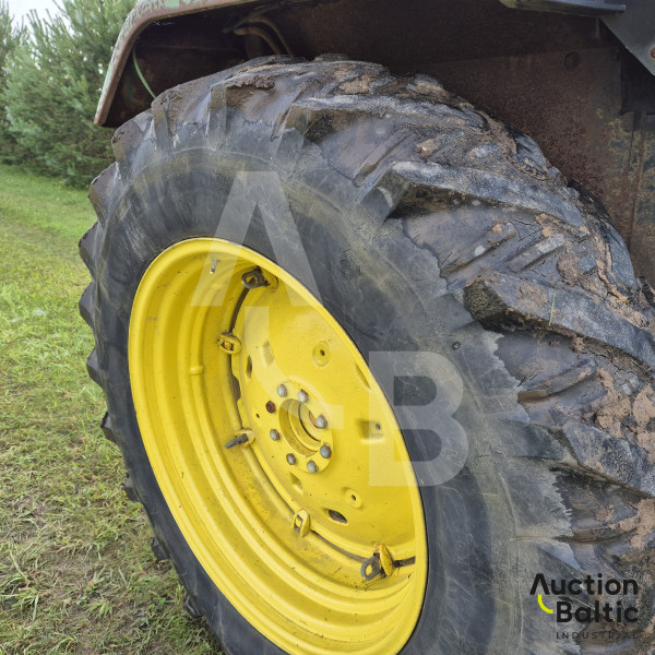 John Deere 3140