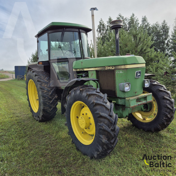 John Deere 3140