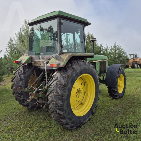 John Deere 3140