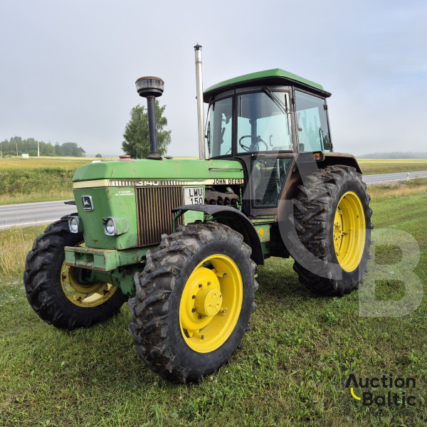 John Deere 3140