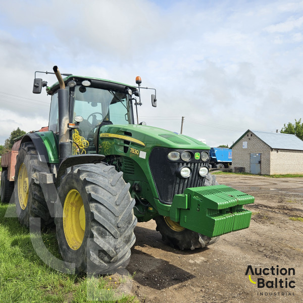 John Deere 7830