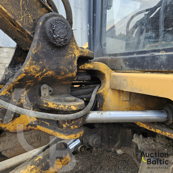 JCB 8052