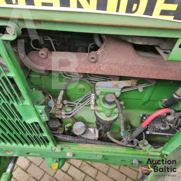 John Deere 6810