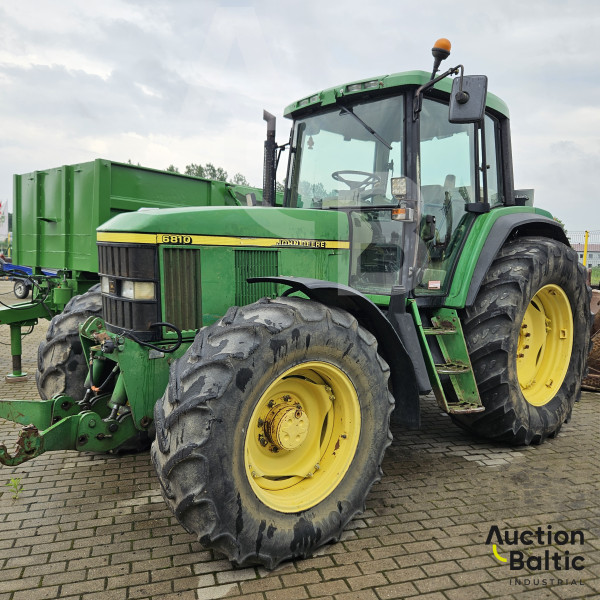 John Deere 6810