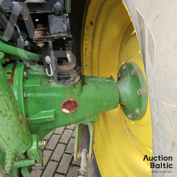 John Deere 6810