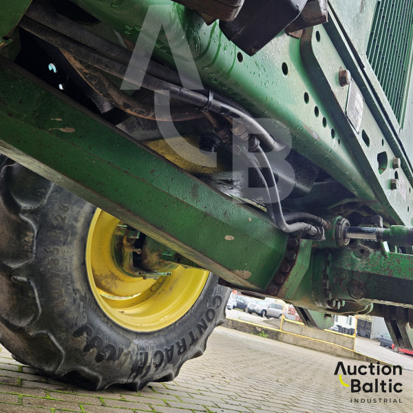 John Deere 6810