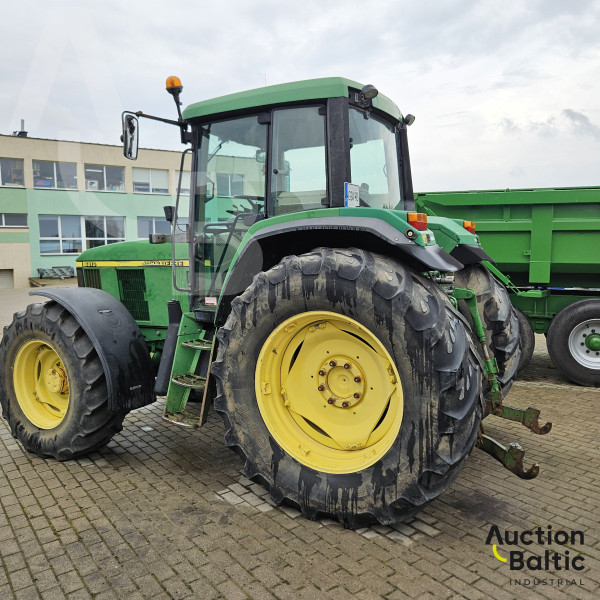 John Deere 6810