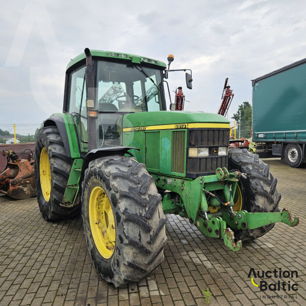John Deere 6810