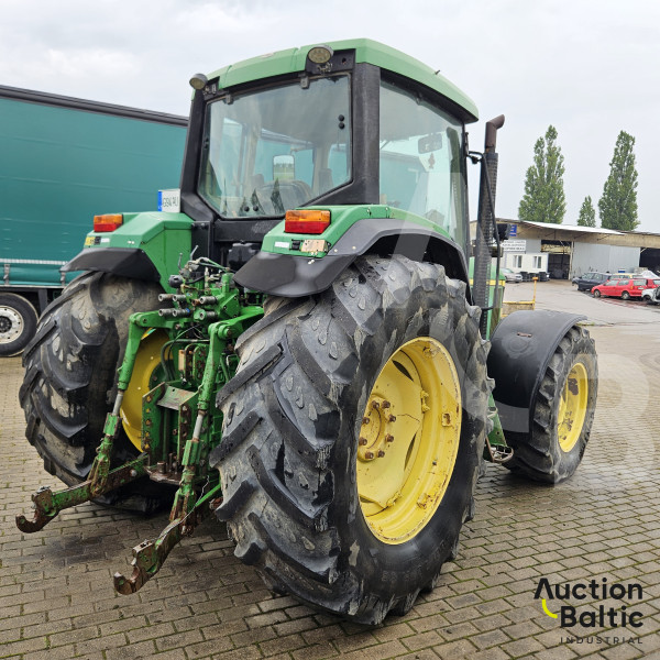 John Deere 6810