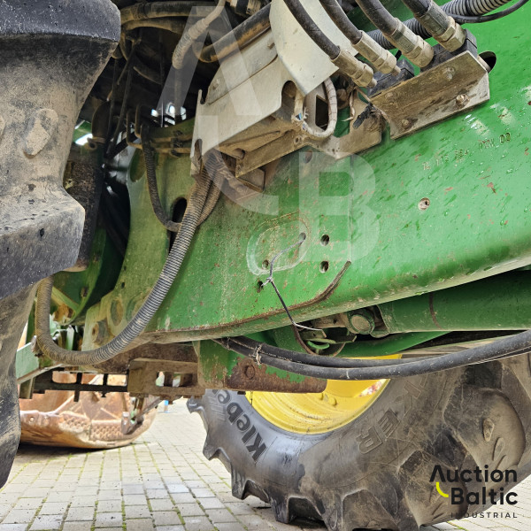 John Deere 6810