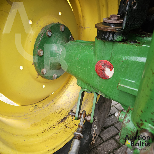 John Deere 6810