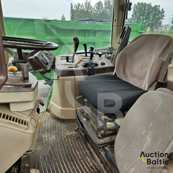 John Deere 6810