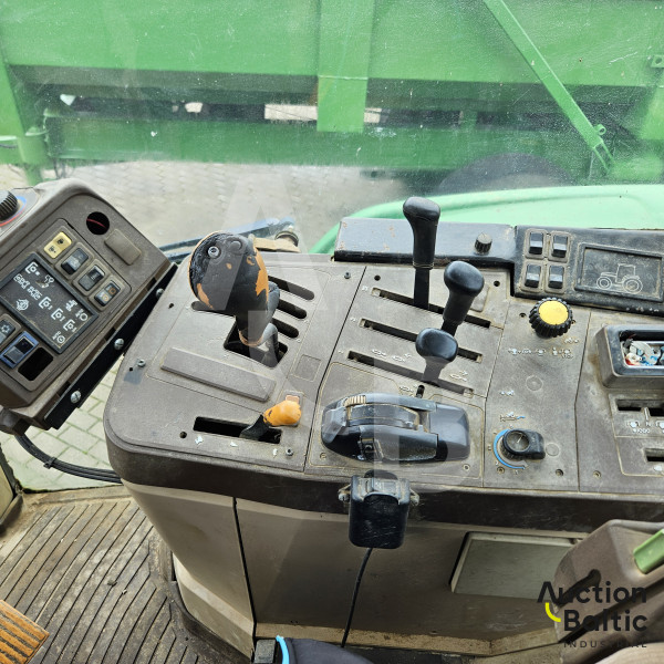 John Deere 6810